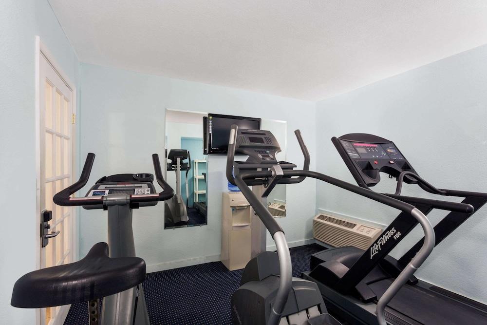 Ramada By Wyndham Harrisonburg Motel Luaran gambar