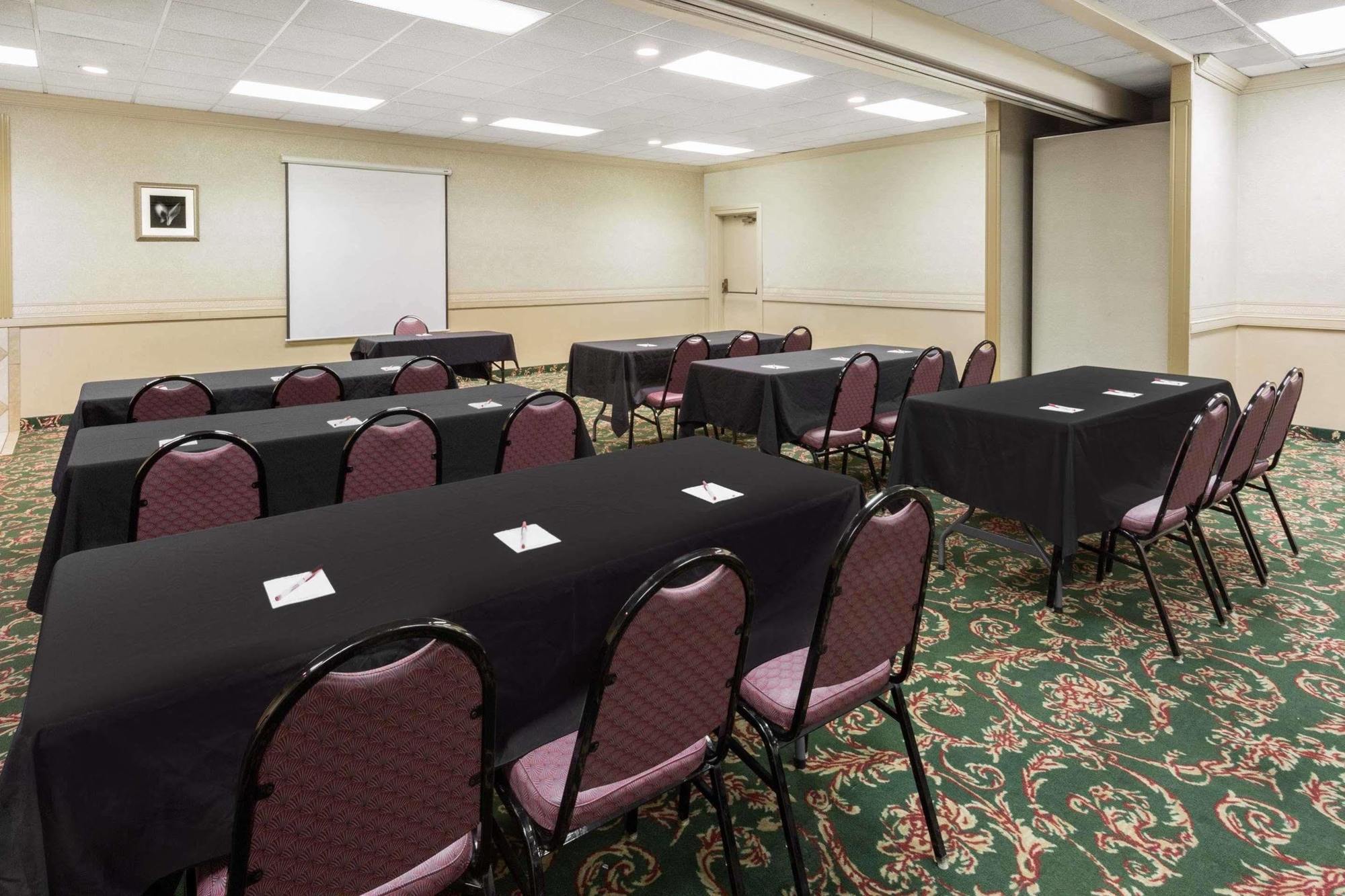 Ramada By Wyndham Harrisonburg Motel Luaran gambar